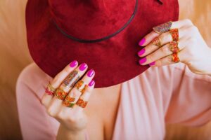 donna con cappello rosso